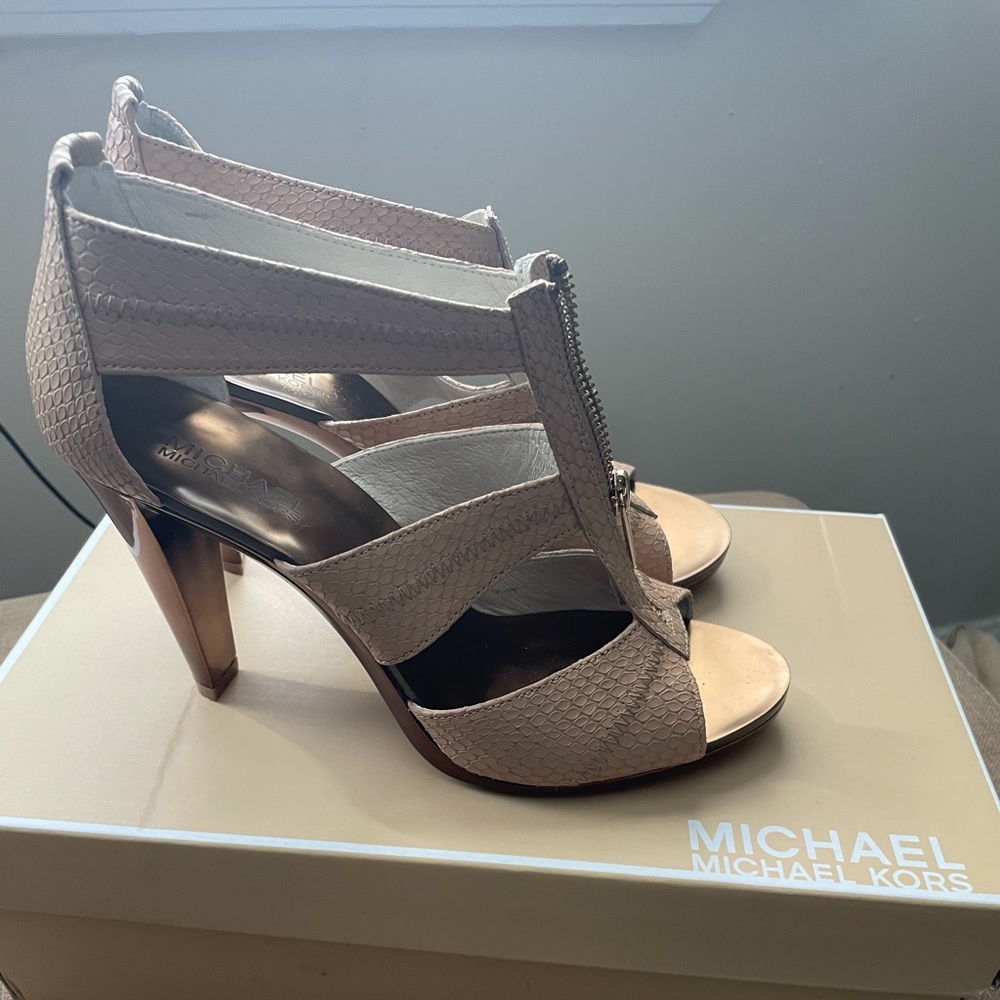 Brand new!!! Beautiful Michael KORS open toed shoes